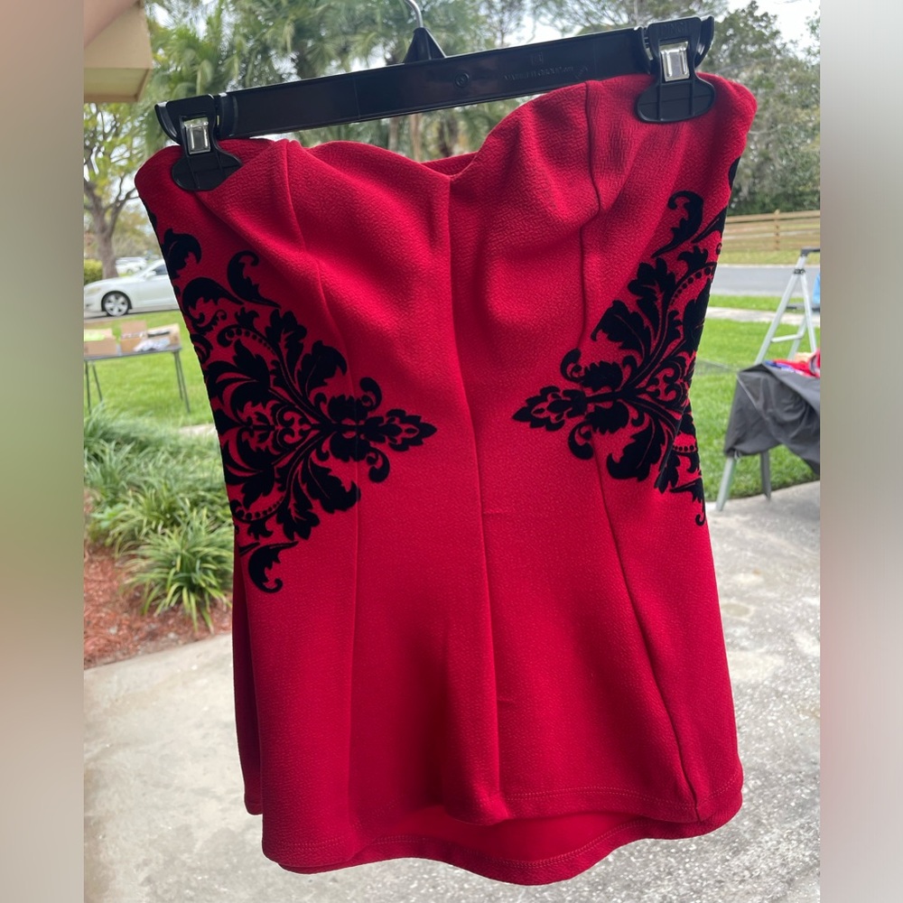 Red Strapless Top Size Adult XS/S Junior’s Medium